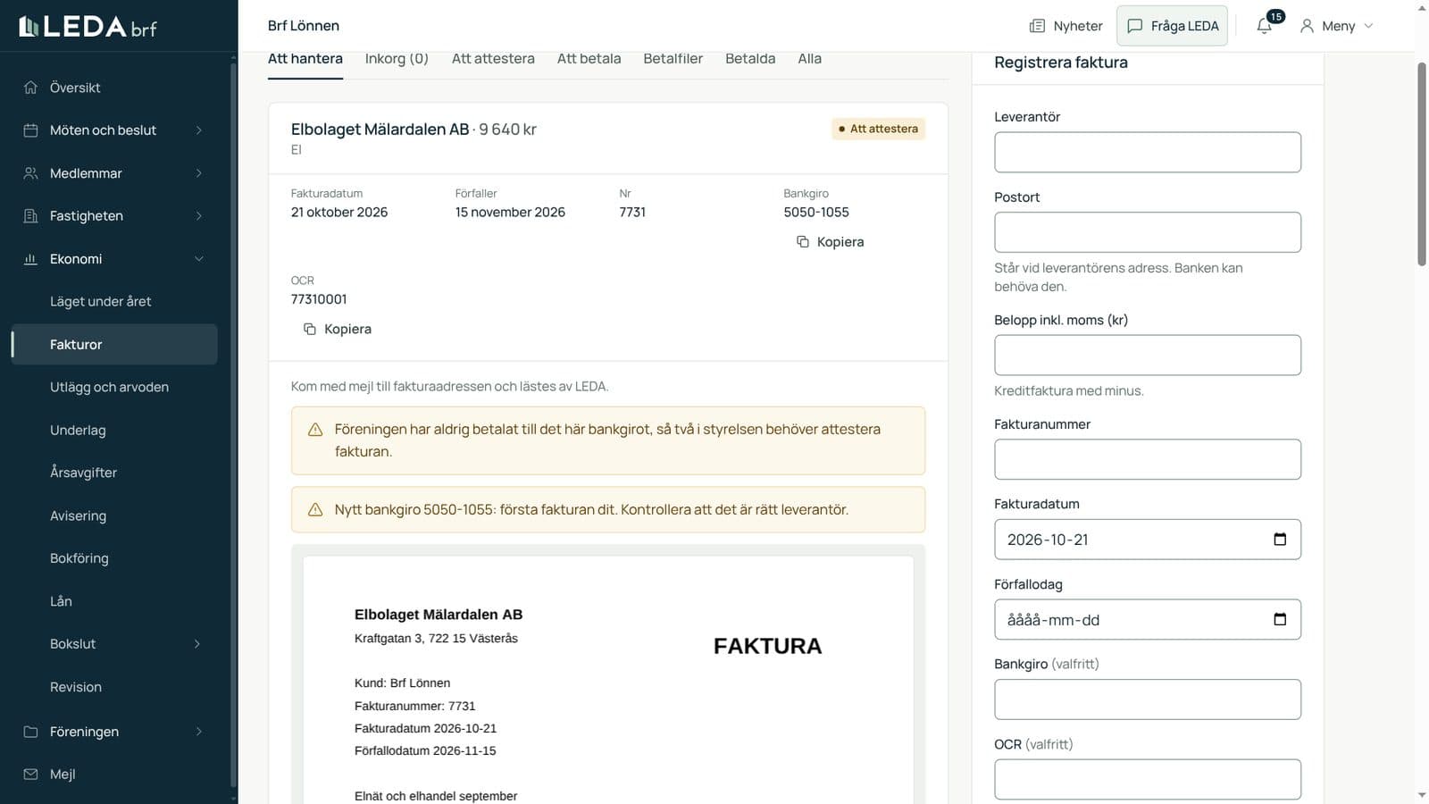 En mejlad faktura som väntar på attest, med fakturan visad på kortet
