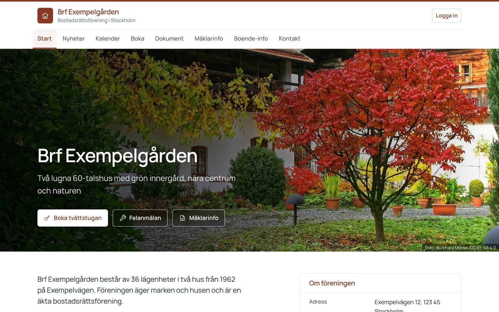 Startsidan på Brf Exempelgårdens hemsida, med en höstbild från innergården, menyn och knappar för att boka och felanmäla